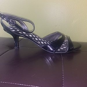Audrey Brooke 📿Black patent leather peep toe heel